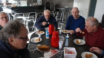 Hans PA0WYS heeft appeltaart meegenomen en zo te zien heeft Henk al 3 dagen niet gegeten.